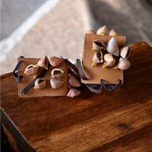 Mexican dancer shells, Dancers ankle shells